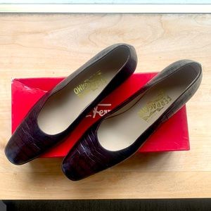 Dk brown 10 AA Salvatore Ferragamo Boutique croc print pumps